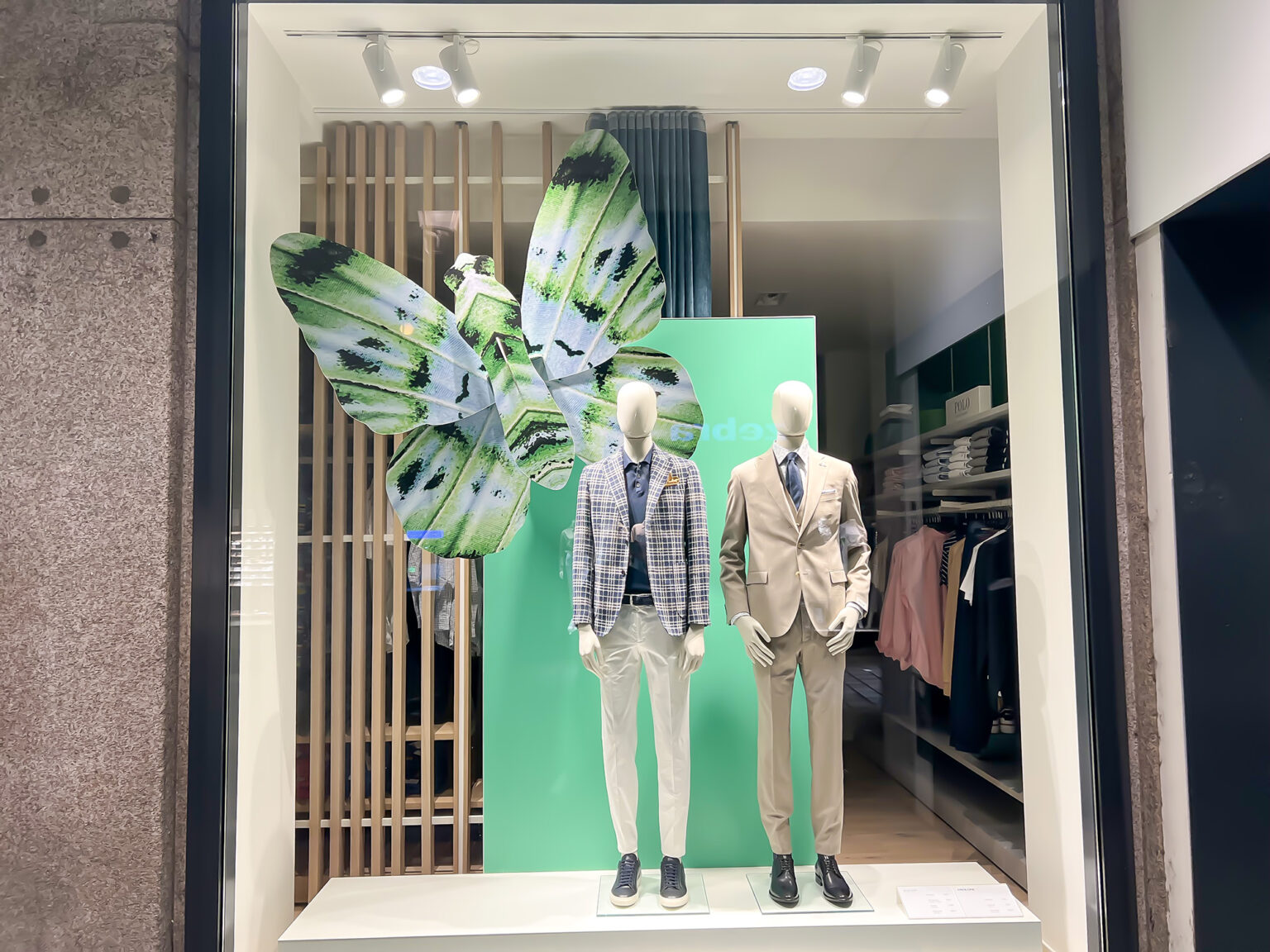 Neues Schaufenster des Geschäfts PKZ Men Zürich.