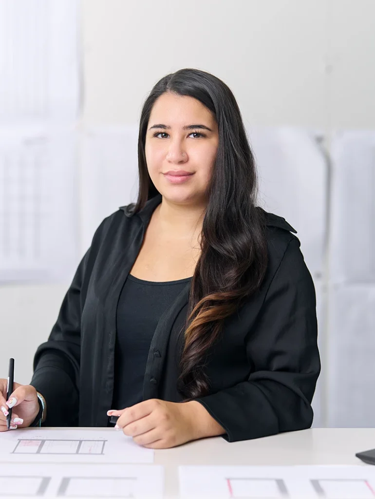 Portrait von Yasmin Iyidogan, Junior Baukoordinatorin fürs Pendenzenmanagement.